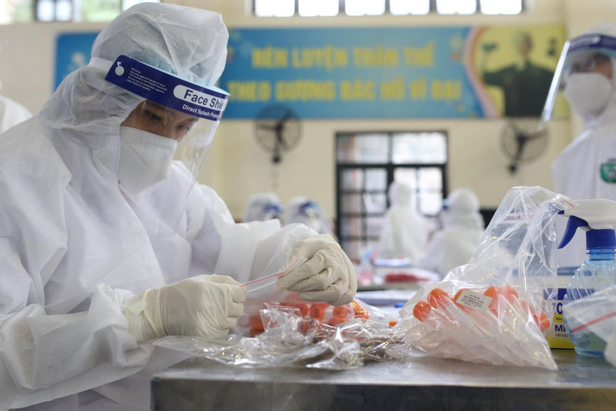 Hà Nội xét nghiệm SARS-CoV-2 cho hơn 4000 người nguy cơ tại cộng đồng từ 11/3