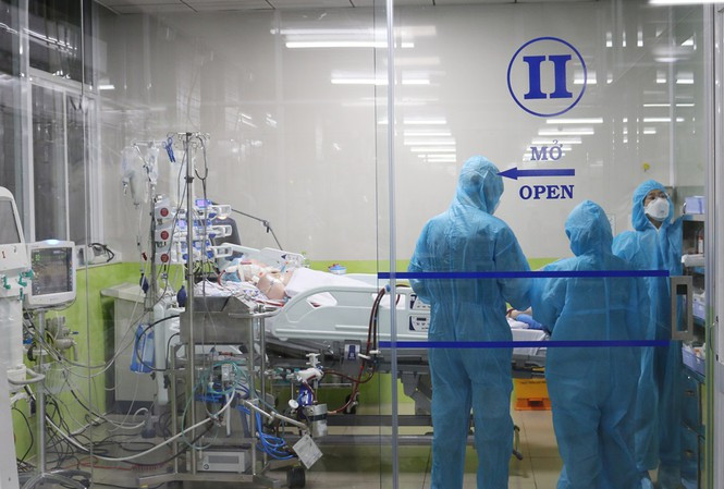 Bệnh nhân phi công mắc COVID-19 đã mỉm cười và cử động tay, chân