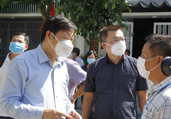 TS. Trần Như Dương (bìa trái) trao đổi với đồng nghiệp