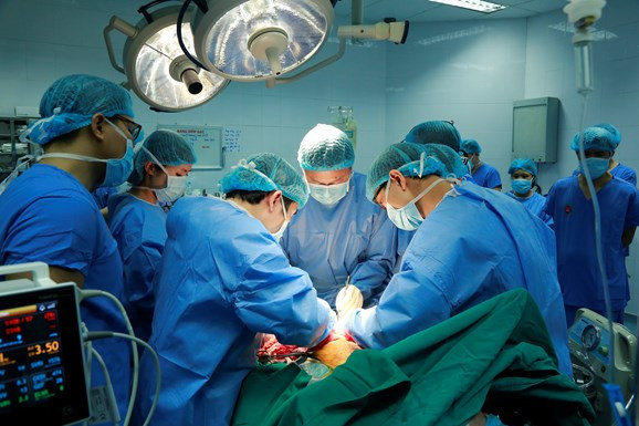 Chàng trai Việt Nam 18 tuổi là ca đầu tiên của Đông Nam Á ghép thành công 2 cẳng tay 