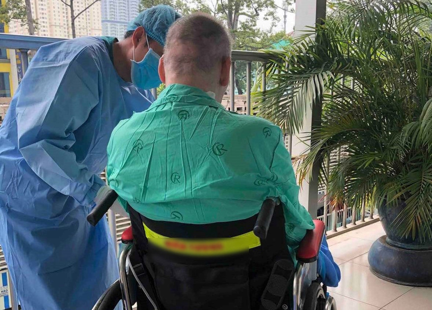 Ngày mai, hội chẩn sức khỏe nam phi công trước khi về nước