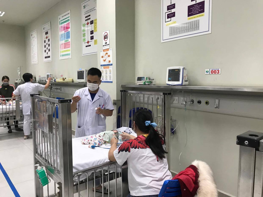 Bệnh nhi cấp cứu tại BV Nhi T.Ư. Ảnh" Thái Hà
