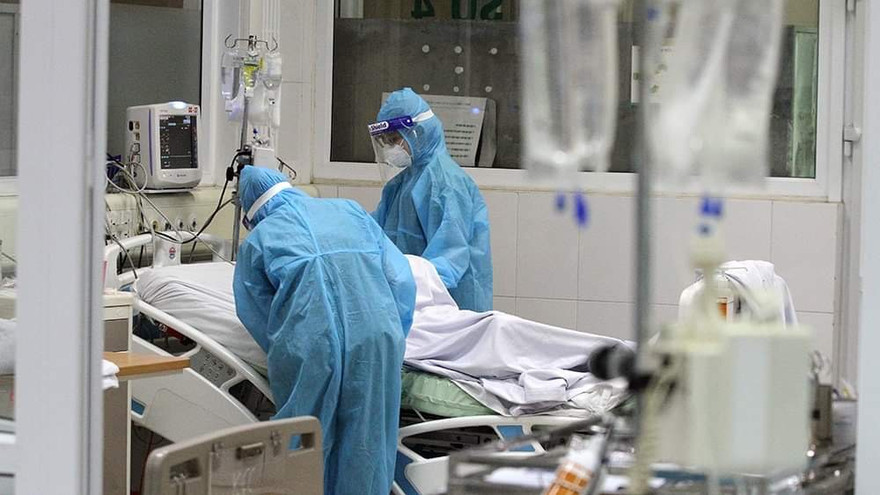 Nam nhân viên cảng hàng không Vân Đồn mắc COVID-19 diễn biến nặng