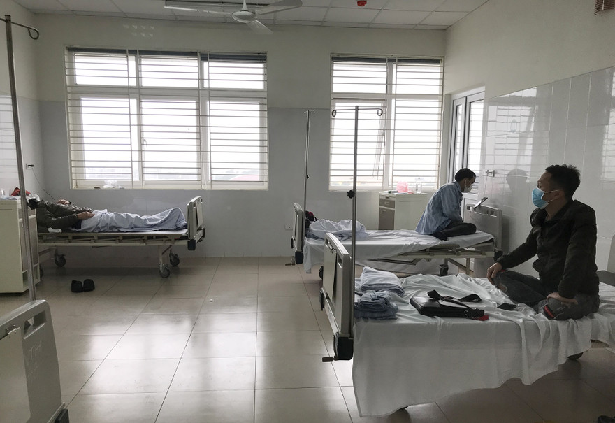 Người nghi nhiễm Covid - 19 được cách ly tại BV Bệnh Nhiệt đới T.Ư. Ảnh: Thái Hà