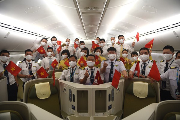 Chuyến bay thẳng đầu tiên đón công dân Việt Nam từ Mỹ về nước đã hạ cánh xuống sân bay Vân Đồn (Quảng Ninh) vào tối 8/5