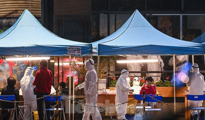 Xét nghiệm khẩn cấp cho cư dân tòa nhà 88 Láng Hạ - Hà Nội. Ảnh: Trọng Tài