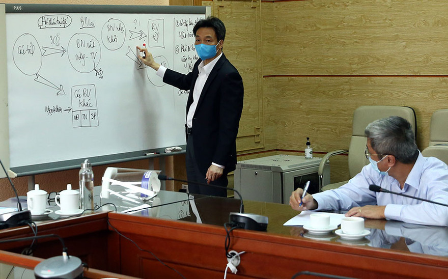 Phó Thủ tướng Vũ Đức Đam trao đổi với lãnh đạo Bộ Y tế về tình hình Bệnh viện Bạch Mai trong cuộc họp sáng 30/3. Ảnh: VGP/Đình Nam