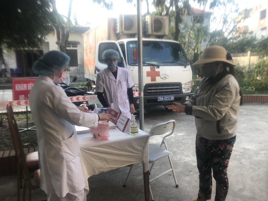 Bác sĩ Hương, Phó trạm trưởng Trạm Y tế xã Sơn lôi phát thuốc cho người dân mắc bệnh thông thường.