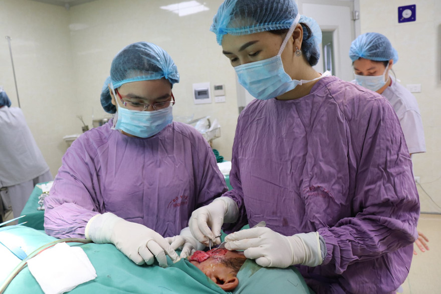 BN đang đượcc xử trí vết thương