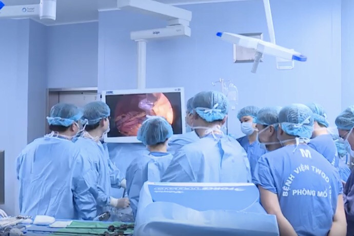 Phát hoảng, cô gái tăng 46kg vì mê ăn xúc xích, mỳ tôm