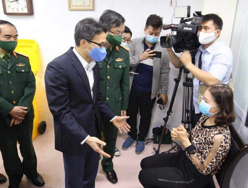 Phó Thủ tướng Vũ Đức Đam thăm hỏi tình nguyện viên. Ảnh: Như Ý