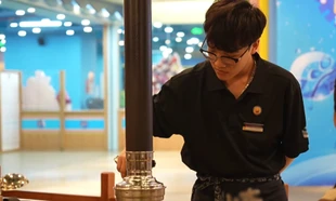 Người trẻ làm việc xuyên Tết