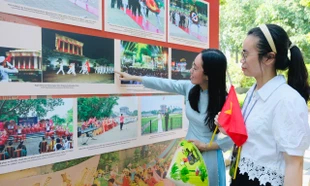 Giới trẻ nô nức check-in, tham quan triển lãm 'Lăng Bác - Trái tim Tổ quốc'