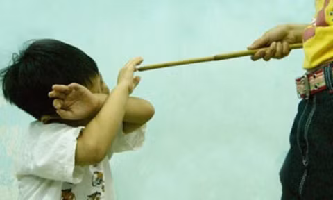 Học sinh lớp ba bị phụ huynh vào trường đánh 10 roi, kiểm điểm hiệu trưởng