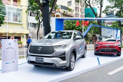 Lịch hẹn cuối tuần: Lái thử Toyota và nhận quà chất tại phố đi bộ Hồ Gươm