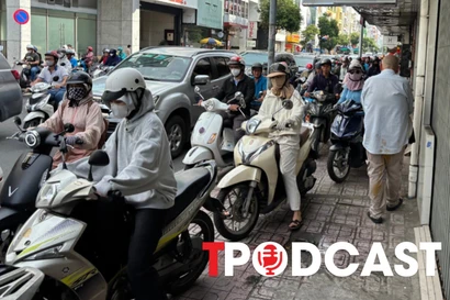 Đi xe máy trên vỉa hè bị xử phạt thế nào?