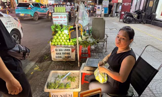 Ớt ra vỉa hè, giá cao ngất