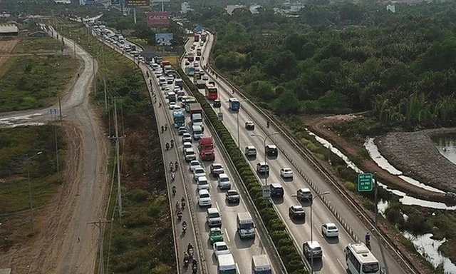 Hai trạm xăng dừng bán, TPHCM khẩn cấp tăng nguồn cung cho cao tốc 