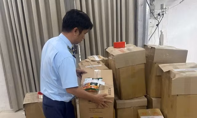 Đột kích điểm kinh doanh, phát hiện lượng lớn thực phẩm 'ba không' ở TPHCM