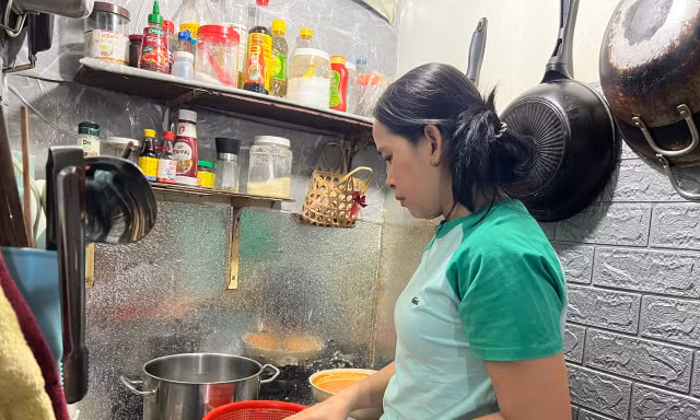 Người lao động chật vật giữa những ngày rau tăng giá