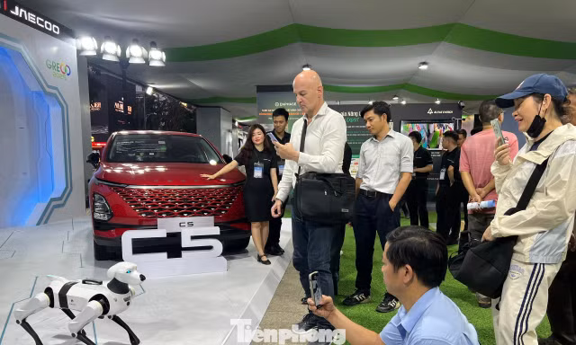 Chó robot tự di chuyển, làm trò và sủa như thật ở TPHCM