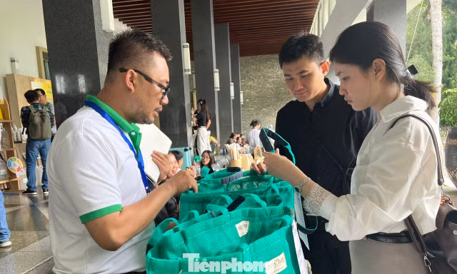 Ấn tượng những món quà tái chế từ... rác