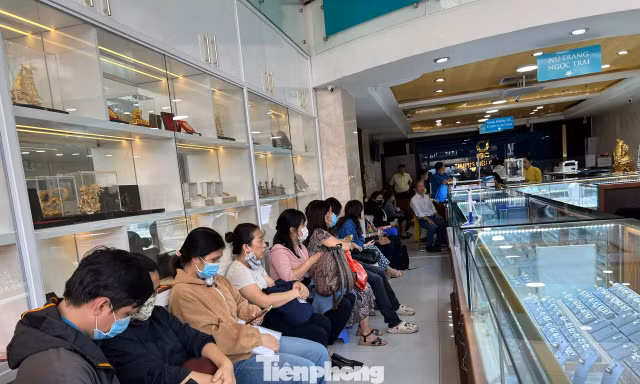Lý do nhiều người 'quay xe' khi vừa tới tiệm vàng