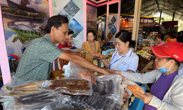 Đặc sản muôn phương hội tụ về phố biển ở TPHCM