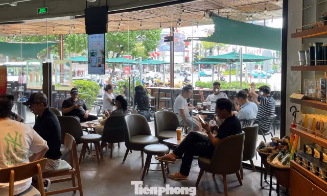 Quán vắng nhạc, khách vẫn đông