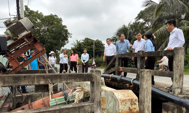 Lãnh đạo TPHCM trực tiếp khảo sát tình trạng ngập tại làng nghề mai vàng Bình Lợi