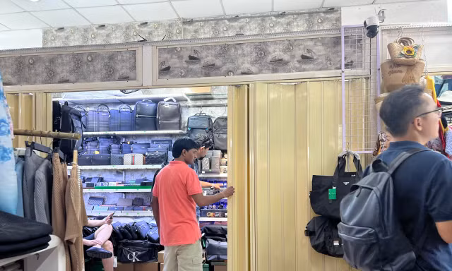 Sạp hàng nửa kín, nửa hở ở những 'thiên đường mua sắm' TPHCM