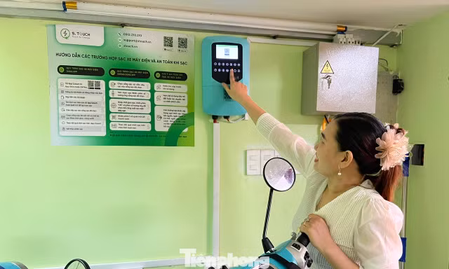 Nở rộ trạm sạc xe điện trong quán cà phê: Chuyên gia nói gì?