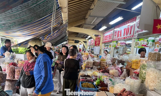 Cảnh tượng bất ngờ tại chợ sỉ bánh kẹo ngày Tết