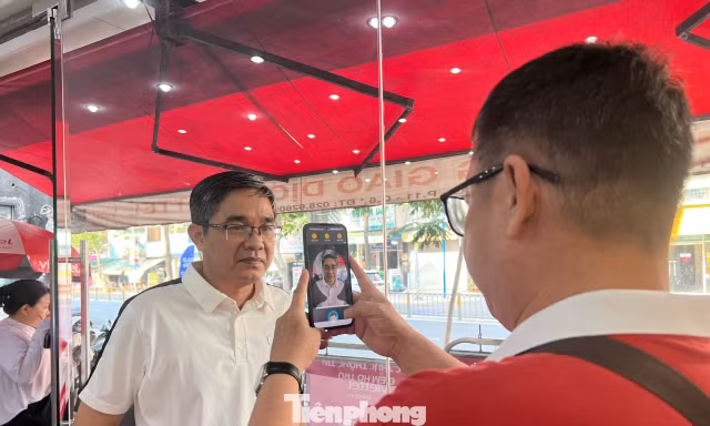 Xếp hàng chờ xác thực thuê bao di động ở TPHCM 