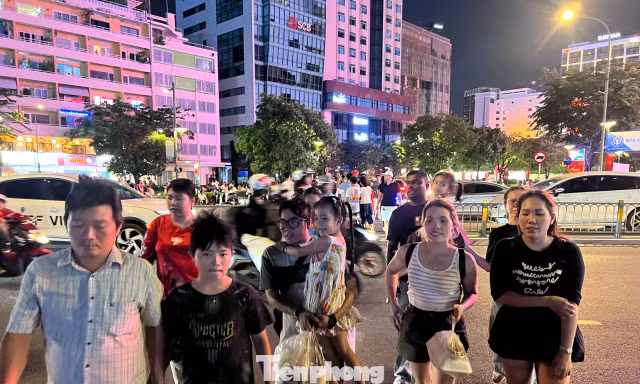 Người dân đổ dồn về trung tâm TPHCM chờ xem pháo hoa 