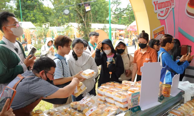 Người dân, du khách nước ngoài 'chen chân' thưởng thức bánh mì ở TPHCM 