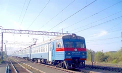 Đường sắt đôi khổ 1,435m với đầu tàu chạy điện có thể đạt vận tốc 200km/h. Ảnh chụp tại gia Tyumen (Siberia, Nga). Ảnh: Hải Hà