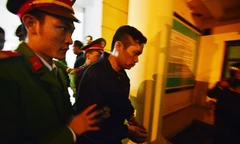 Bị cáo Tường được cảnh sát áp giải ra xe thùng sau phiên sơ thẩm. Ảnh: Lê Hiếu