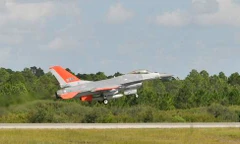 Thử nghiệm chiến đấu cơ QF-16 không người lái