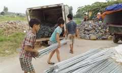 Trong khi những đứa trẻ khác đang vui chơi hồn nhiên thì những công nhân nhí phải nai lưng làm việc