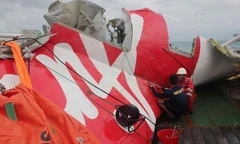 Một mảnh vỡ của phần thân máy bay. (Nguồn: AFP) 