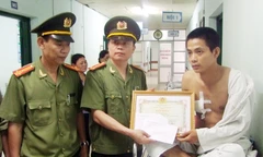 'Thưởng nóng' hai người dũng cảm bắt cướp tiệm vàng