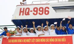 Các bạn trẻ và cựu thủy thủ tàu không số tại lễ xuất quân