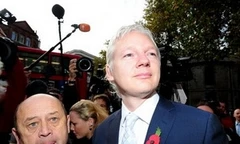 Nhà sáng lập Wikileaks Assange đến Tòa án tối cao London ngày 2/11. (Nguồn: Getty Images)
