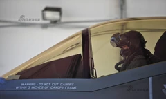 [ẢNH] Nhìn gần nữ phi công Mỹ đầu tiên lái tiêm kích F35