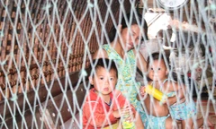 Mang con theo trên những chuyến ra khơi, những đứa trẻ được bảo vệ bằng những mảnh lưới tạm bợ. Ảnh: Nguyễn Huy