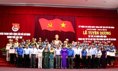 Các đồng chí lãnh đạo, đại biểu cùng 50 tập thể, cá nhân chụp ảnh lưu niệm tại lễ tuyên dương.