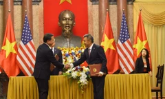 Ông Dương Trí Thành – Tổng giám đốc Vietnam Airlines (phải) và đại diện Pratt & Whitney (trái) trao văn bản ký kết