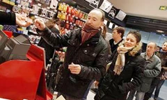 Người Paris xếp hàng mua số mới của Charlie Hebdo sau vụ thảm sát.