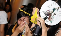 Để giới trẻ khóc, ngất vì sao ngoại là truyền thông, giáo dục đã thua trên sân nhà